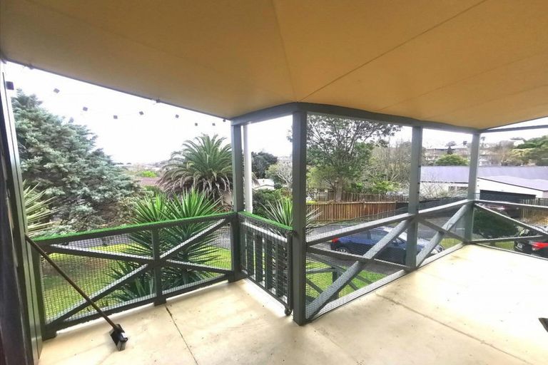 Photo of property in 17 Palmetto Place, Goodwood Heights, Auckland, 2105