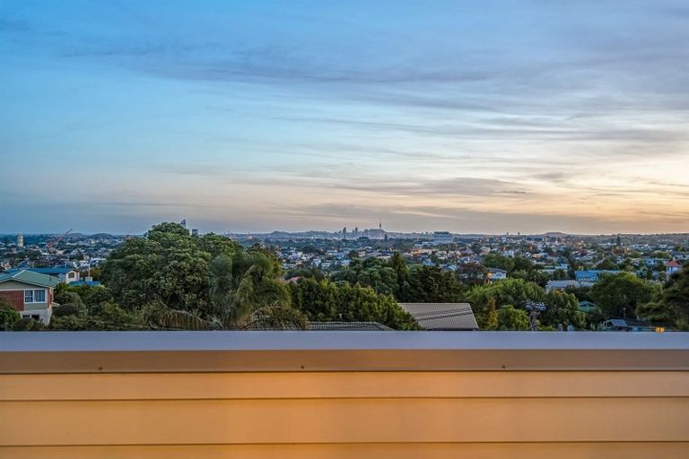 Photo of property in 13a Parr Terrace, Castor Bay, Auckland, 0620