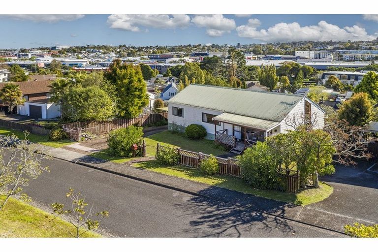 Photo of property in 56 Kennedy Avenue, Forrest Hill, Auckland, 0620