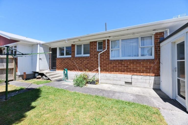 Photo of property in 16 Abel Tasman Avenue, Henderson, Auckland, 0610