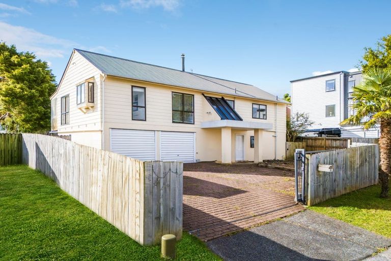 Photo of property in 19 Crosby Road, West Harbour, Auckland, 0618