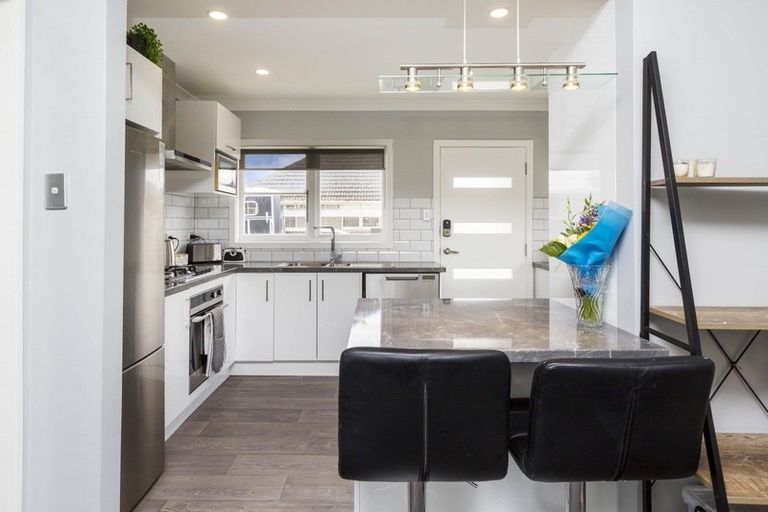 Photo of property in 2/15 Lane Street, Wallaceville, Upper Hutt, 5018