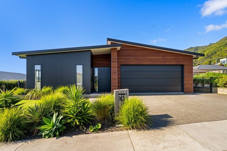 Photo of property in 10 Karearea Avenue, Waikanae, 5036
