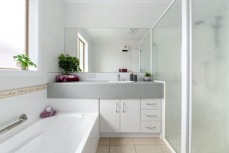 Photo of property in 51 Sovereign Isle Lane, Rototuna, Hamilton, 3210