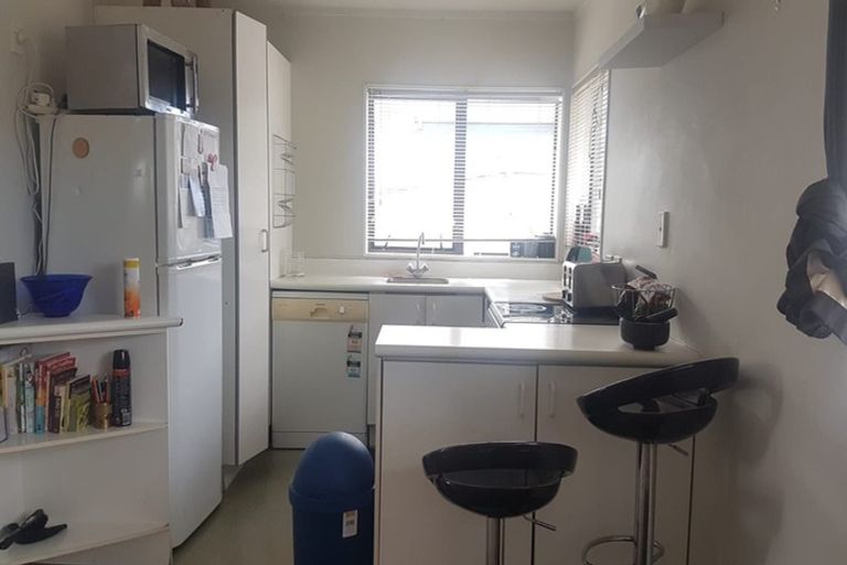 Photo of property in 131 View Road, Sunnyvale, Auckland, 0612
