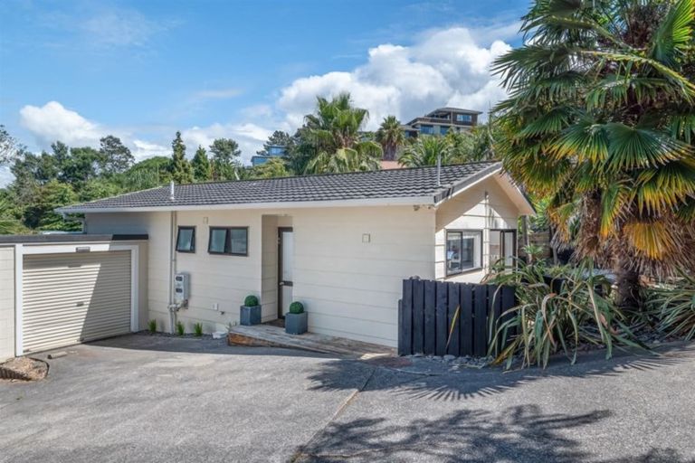 Photo of property in 1/5 Phillipa Place, Browns Bay, Auckland, 0630
