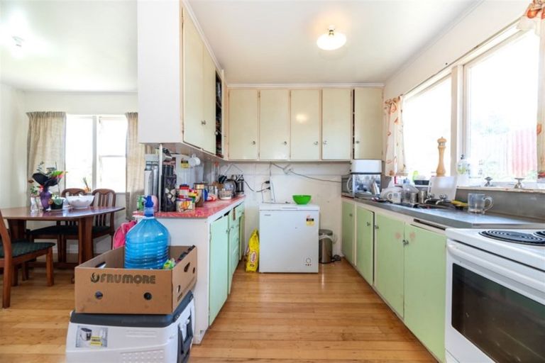 Photo of property in 17 Chilcott Road, Henderson, Auckland, 0612