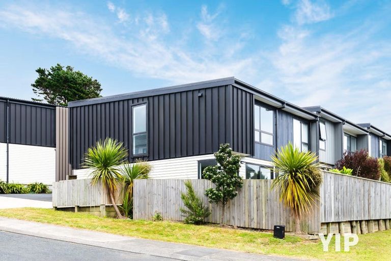 Photo of property in 1/62 Spenmoor Street, Newlands, Wellington, 6037