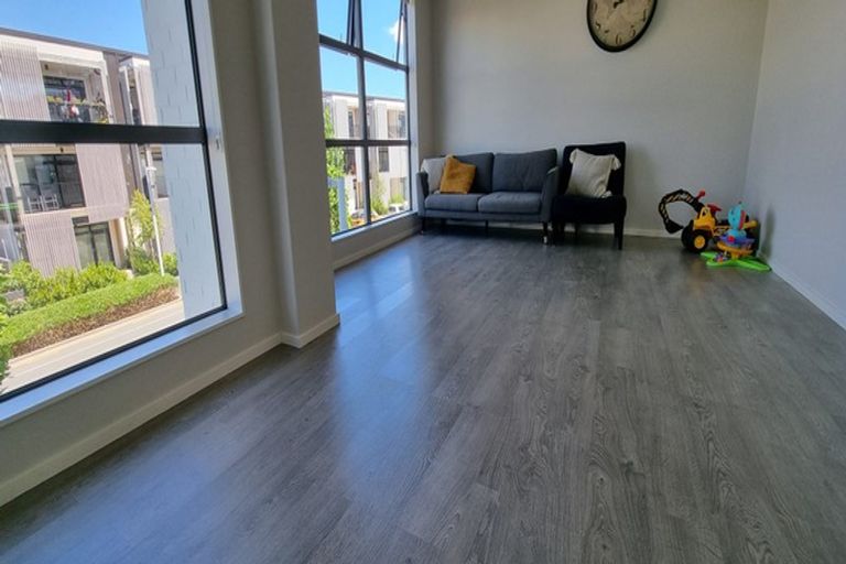 Photo of property in 17 Barbados Drive, Unsworth Heights, Auckland, 0632