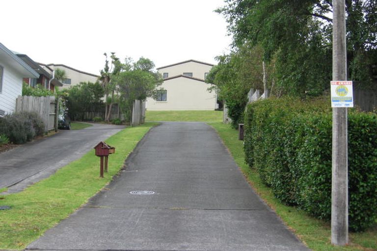 Photo of property in 1/13 Stoneleigh Court, Sunnynook, Auckland, 0632