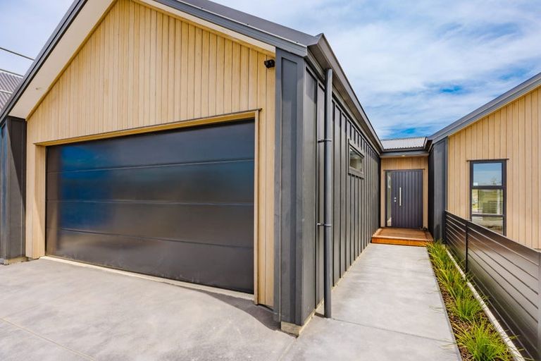Photo of property in 14 Annie Aranui Drive, Poraiti, 4182
