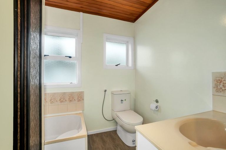 Photo of property in 1/42 Chartwell Avenue, Glenfield, Auckland, 0629