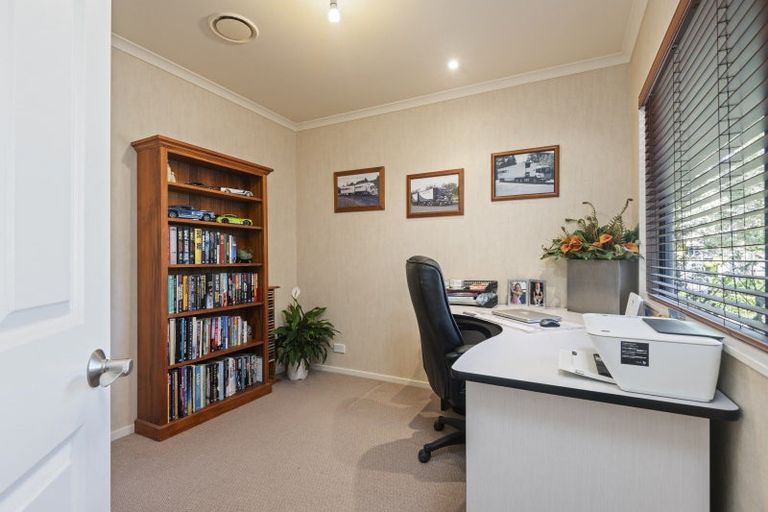 Photo of property in 8 La Lena Grove, Fitzherbert, Palmerston North, 4410