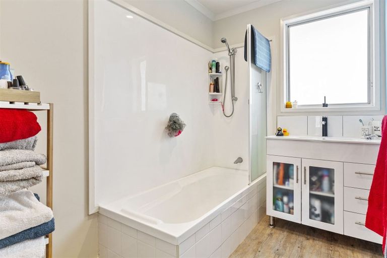 Photo of property in 2 Katrina Place, Massey, Auckland, 0614