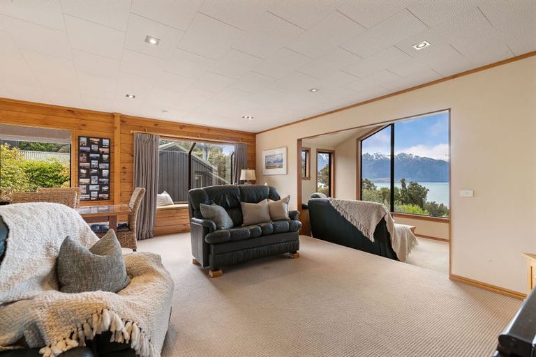Photo of property in 9 Evergreen Place, Sunshine Bay, Queenstown, 9300