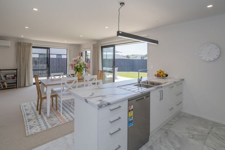 Photo of property in 8 Palm Drive, Whitianga, 3510