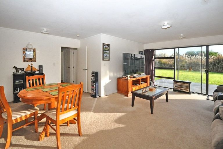 Photo of property in 19 Aitkenhead Court, Parakai, 0830