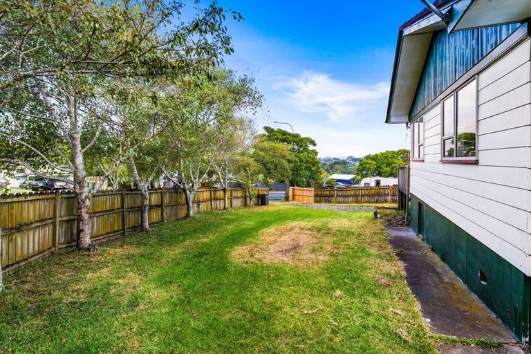 Photo of property in 23 Hobsonville Road, West Harbour, Auckland, 0618
