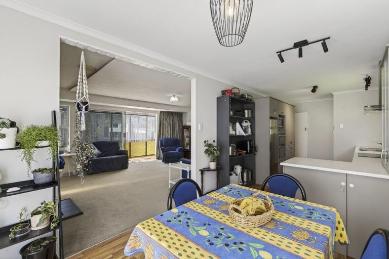 Photo of property in 32 Beaumont Crescent, Frankleigh Park, New Plymouth, 4310