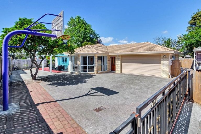 Photo of property in 1/4 Sturges Road, Henderson, Auckland, 0610