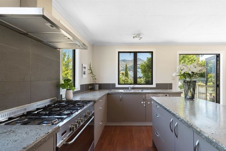 Photo of property in 7 Larch Court, Kelvin Heights, Queenstown, 9300