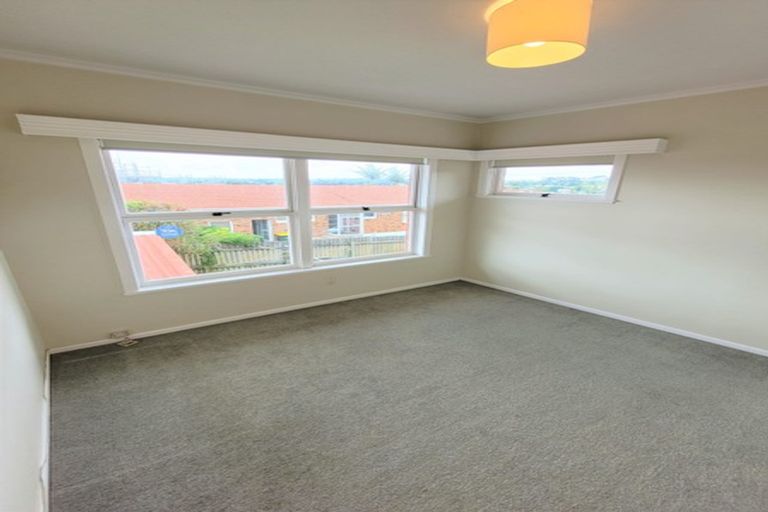 Photo of property in 1 Marsh Avenue, Forrest Hill, Auckland, 0620