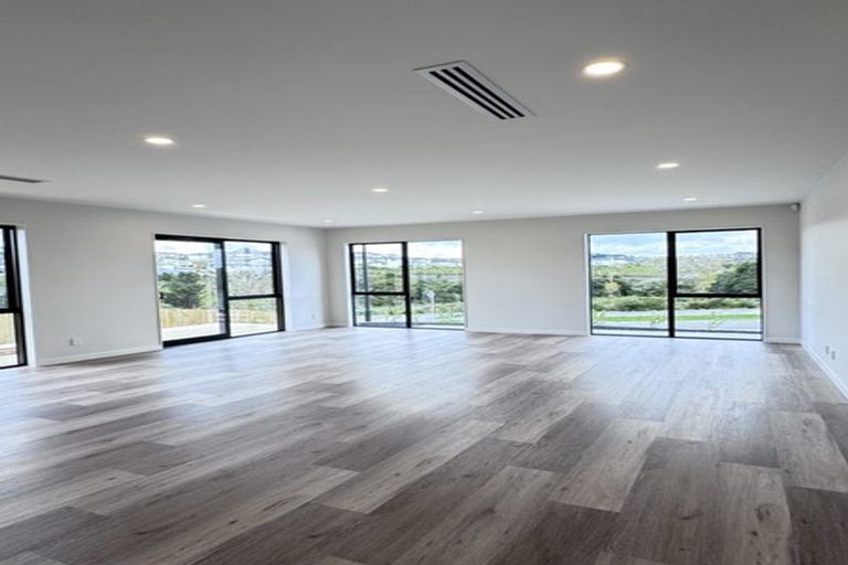 Photo of property in 130 Skulander Crescent, Orewa, 0931