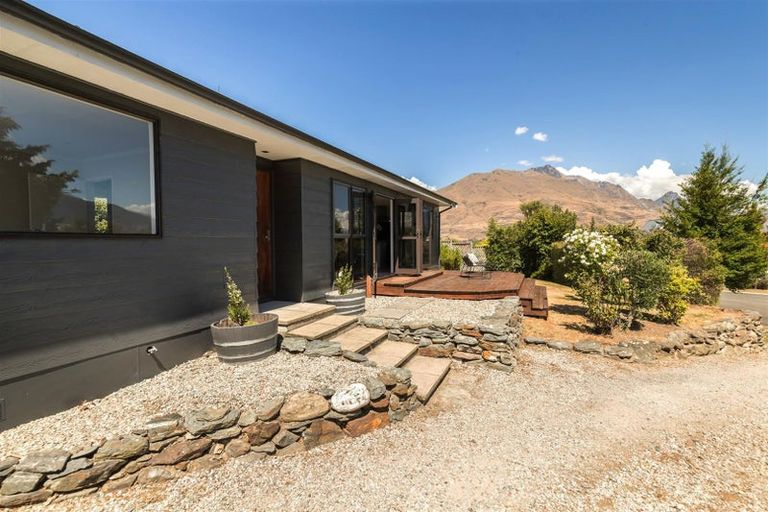 Photo of property in 7 Larch Court, Kelvin Heights, Queenstown, 9300