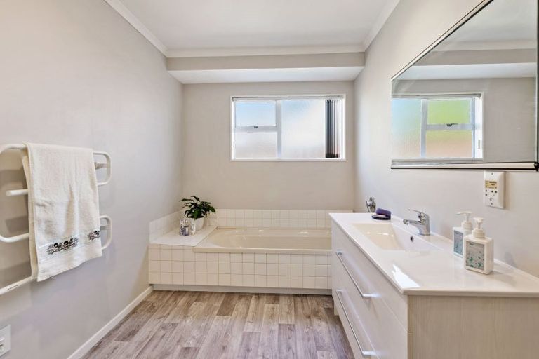 Photo of property in 27 Utauta Street, Waikanae, 5036