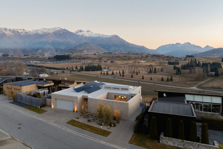 Photo of property in 16 Advance Terrace, Arrowtown, 9302