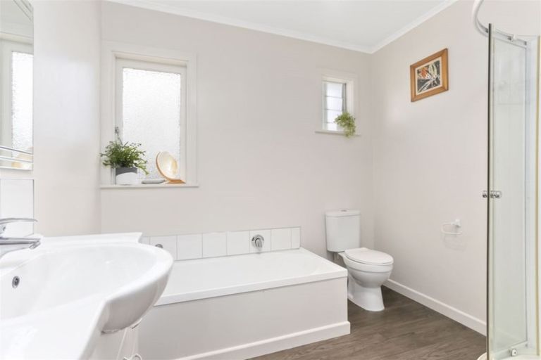 Photo of property in 31 Sunnyside Road, Sunnyvale, Auckland, 0612