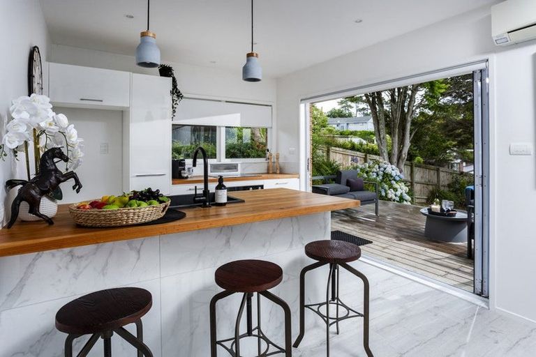 Photo of property in 2/40a Blakeborough Drive, Forrest Hill, Auckland, 0620