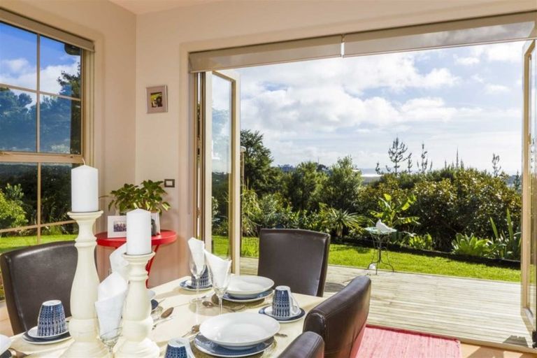 Photo of property in 121 Wade River Road, Stanmore Bay, Whangaparaoa, 0932