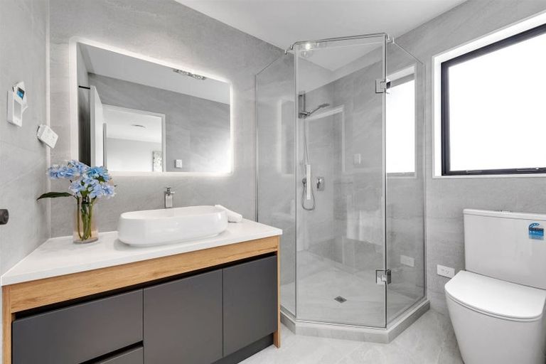 Photo of property in 30 Ballyalton Crescent, Flat Bush, Auckland, 2019