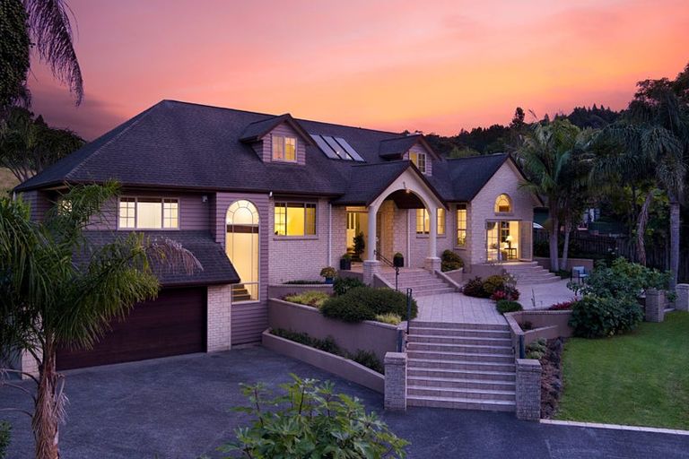 Photo of property in 3 Napuka Road, Henderson Valley, Auckland, 0612