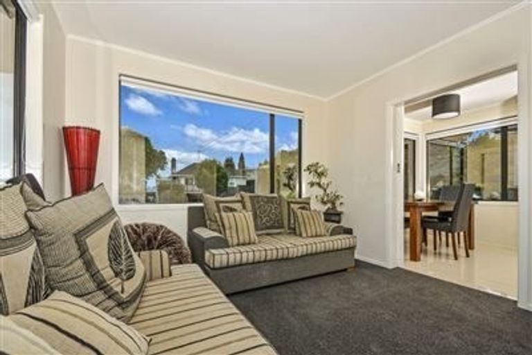 Photo of property in 2/51 Knightsbridge Drive, Forrest Hill, Auckland, 0620