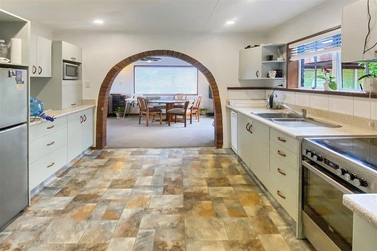 Photo of property in 3 Aries Place, Kawaha Point, Rotorua, 3010