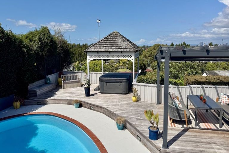 Photo of property in 52 Balmain Road, Chatswood, Auckland, 0626