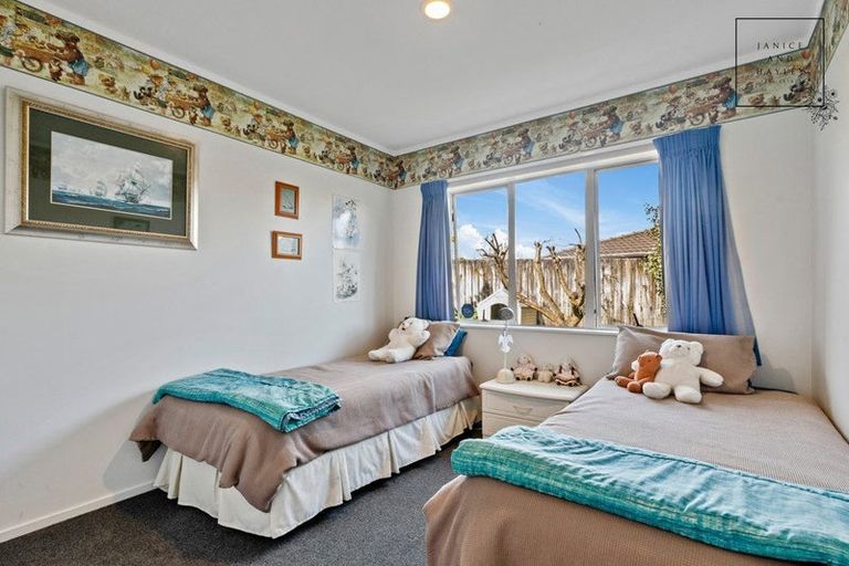 Photo of property in 27 Trossach Place, Wattle Downs, Auckland, 2103