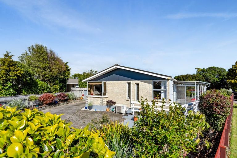 Photo of property in 22 Waiwera Place, Merrilands, New Plymouth, 4312