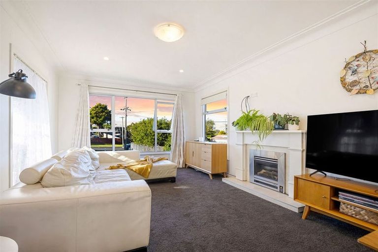 Photo of property in 21 Covil Avenue, Te Atatu South, Auckland, 0610