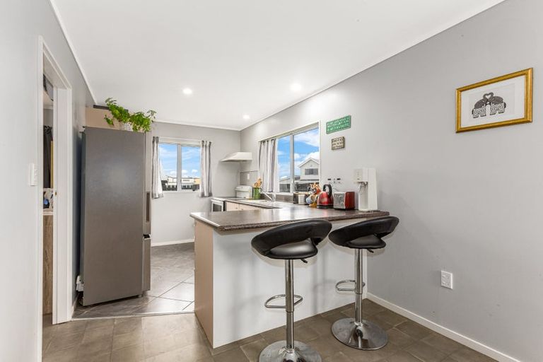 Photo of property in 2 Coventry Close, Ascot Park, Porirua, 5024