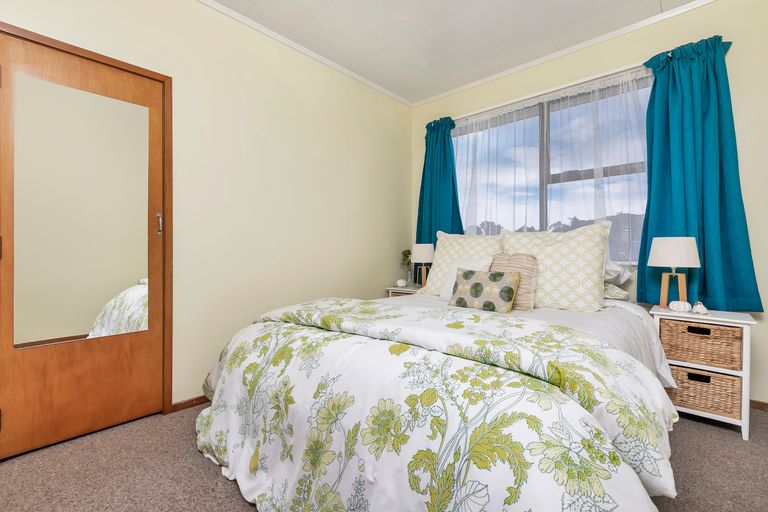 Photo of property in 4 Chamberlain Road, Massey, Auckland, 0614