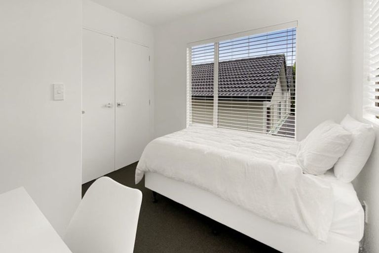 Photo of property in 2/49 Fields Parade, Oteha, Auckland, 0632