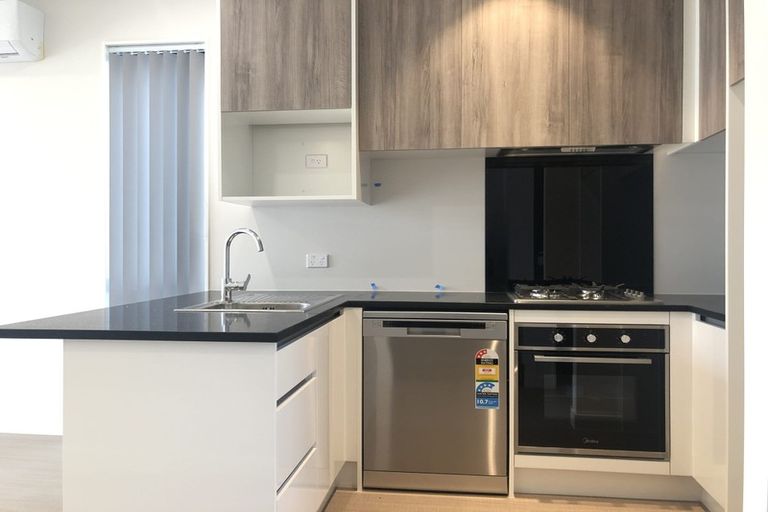 Photo of property in 3/21 Akoranga Drive, Northcote, Auckland, 0627