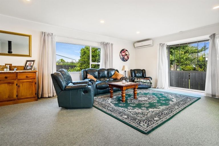Photo of property in 42 Yeovil Road, Te Atatu Peninsula, Auckland, 0610