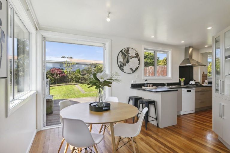 Photo of property in 6 Brooker Grove, Newlands, Wellington, 6037