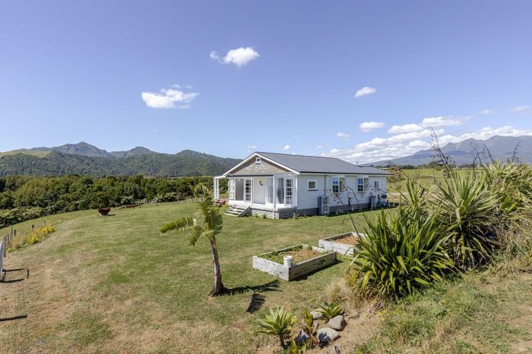 Photo of property in 207 Upper Pitone Road, Pitone, New Plymouth, 4374