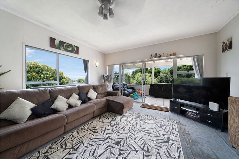 Photo of property in 3 Hillary Heights Avenue, Glendene, Auckland, 0602