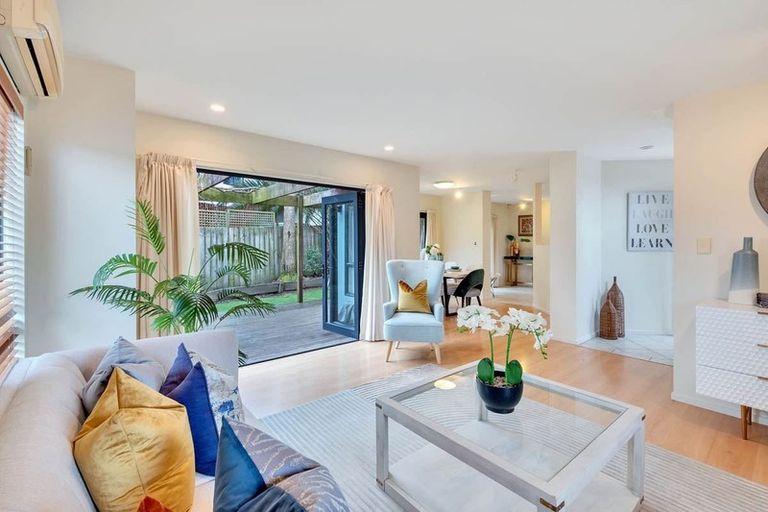 Photo of property in 2/12 Philip Place, Hillcrest, Auckland, 0627